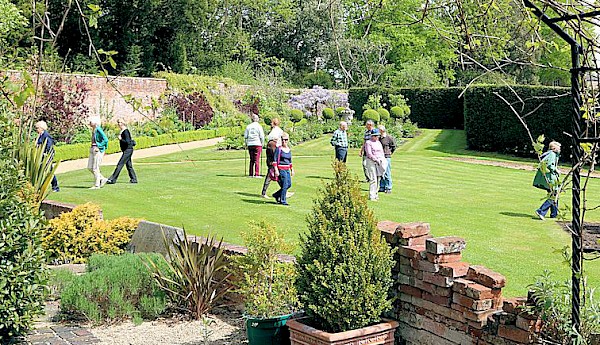 Exploring the Faringdon House gardens